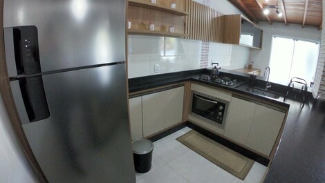 Estupenda casa con piscina, tiene 4 habitaciones, dos salas de tv...