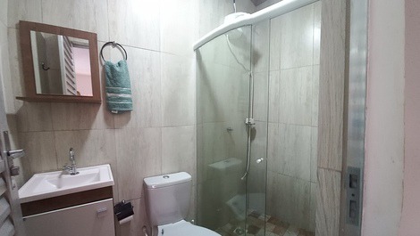 Banheiro complero com chuveiro quente