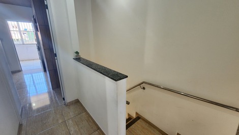 Área entre os quartos do nível superior, no topo da escada