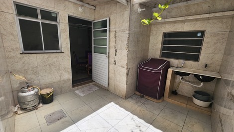 Área de serviço, com máquina de lavar