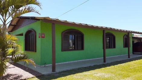 Casa no centro de Cidreira, apenas 120m da praia