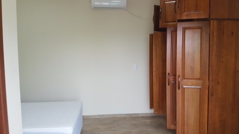 Quarta amplo com sacada e climatizado