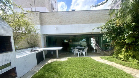 Churrasqueira, jardim e  área coberta