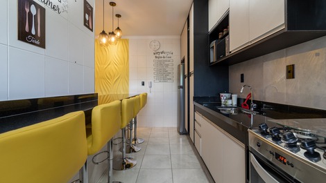 Cozinha com fogão e coifa