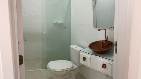 Banheiro quarto principal com cama queen.