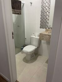 Banheiro quarto com triliche.