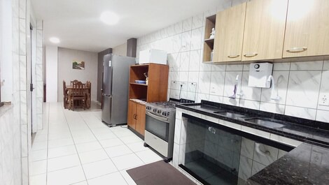 Condominio tranquilo, piscina, seguridad y ocio, al lado del Aeropuerto.