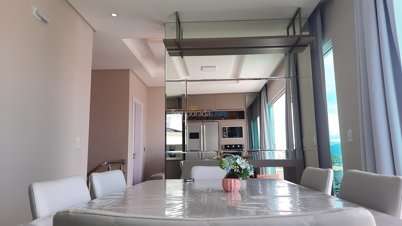 Apartamento para aluguel de temporada em Bombinhas (Canto Grande)