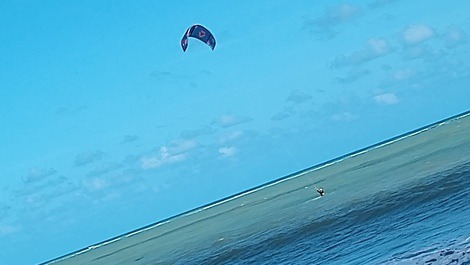 Prática de kitesurf e windsurf - praia ponta do santo cristo 