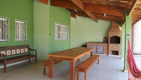 Ao fundo churrasqueira