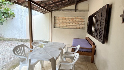 CASA 50 METROS DA PRAIA COM PÁTIO PRIVATIVO