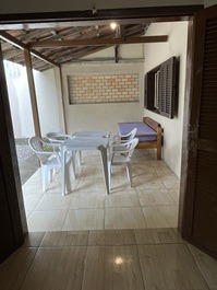 CASA 50 METROS DA PRAIA COM PÁTIO PRIVATIVO