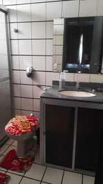 Banheiro pertence a segunda suite
