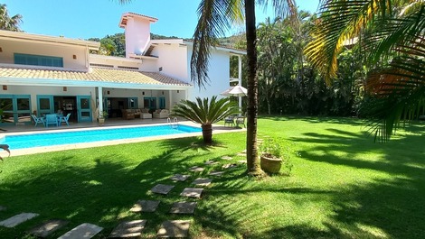 Casa 6 suítes a 150 metros da praia