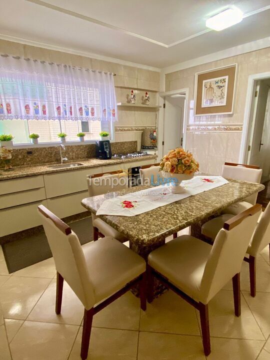 Apartamento para aluguel de temporada em Balneário Camboriú (Praia Central)