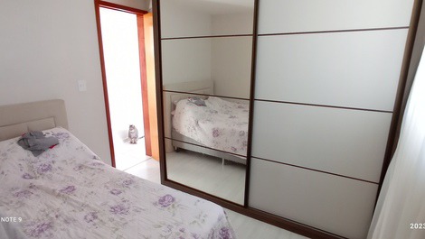 Apartamento locação dois quartos e uma garagem