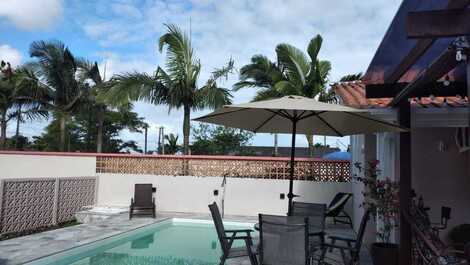 Piscina ao lado do deck