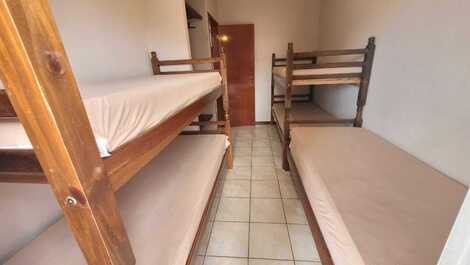 Dormitório, 2 beliches 1 cama solteiro.