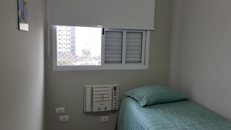 Quarto com bicama, armário, ventilador de teto e ar condicionado 