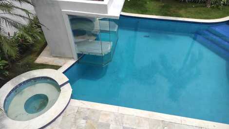 Vista de cima para piscina e jacuzzi