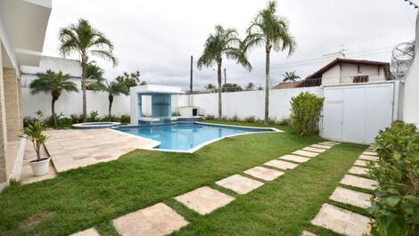 Piscina, jardim, garagem para 2 veículos e jacuzzi