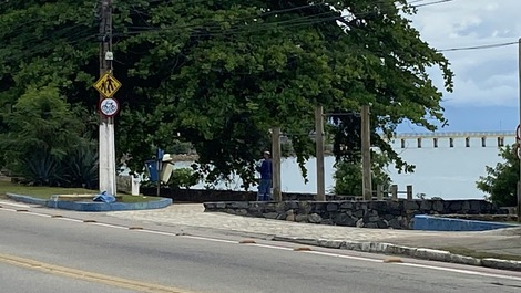 Praia a 50 metros da casa 