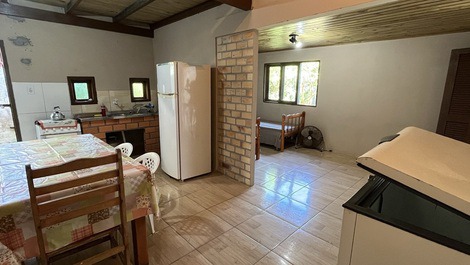 CASA 50 METROS DA PRAIA COM PÁTIO PRIVATIVO