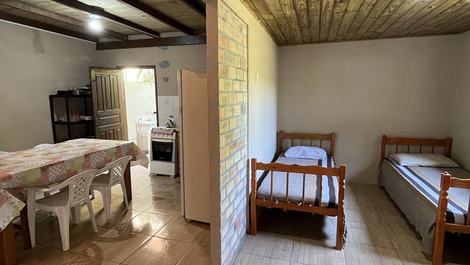 CASA 50 METROS DA PRAIA COM PÁTIO PRIVATIVO