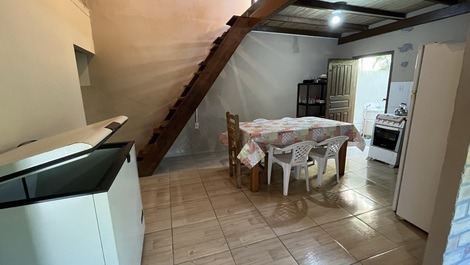 CASA 50 METROS DA PRAIA COM PÁTIO PRIVATIVO