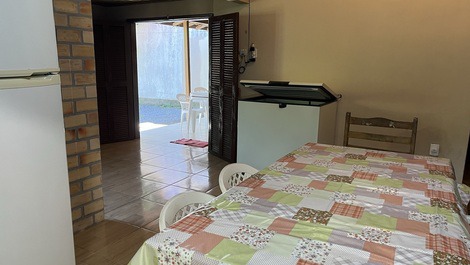 CASA 50 METROS DA PRAIA COM PÁTIO PRIVATIVO