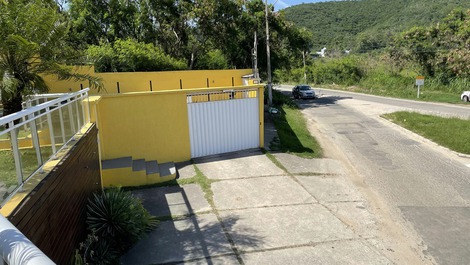 Área de acesso à garagem do condomínio (frente à rotatória)