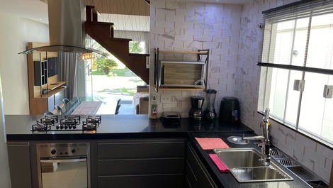 Cozinha com visão completa da sala