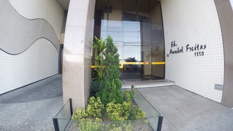 Entrada do edifício annibal de freitas em frente ao kiosk 18 na praia do morro, guarapari-es