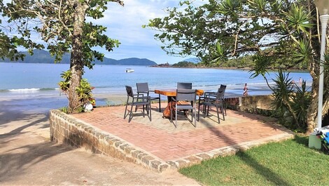 House standing on the sand - Praia da Fortaleza (Ubatuba)