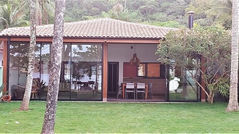 House standing on the sand - Praia da Fortaleza (Ubatuba)