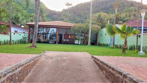 House standing on the sand - Praia da Fortaleza (Ubatuba)