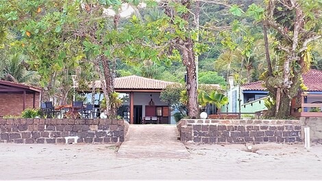 House standing on the sand - Praia da Fortaleza (Ubatuba)
