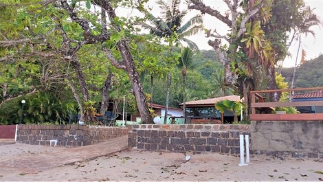 House standing on the sand - Praia da Fortaleza (Ubatuba)