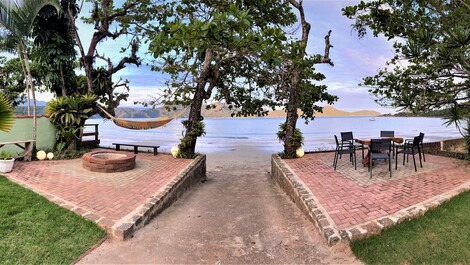 House standing on the sand - Praia da Fortaleza (Ubatuba)