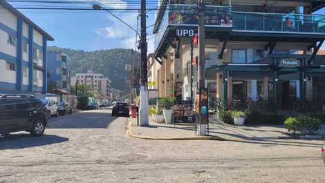 Rua paul harris - esquina  que dá acesso ao condomínio.  