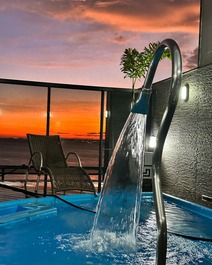 Piscina com cascata insta: @coberturapraiadomorro_nancyra