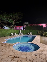 Vista noturna da piscina 
