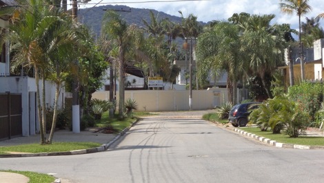 ACOGEDORA CASA HASTA 15 PERSONAS GUARUJÁ - ENSEADA A 2 CUADRAS DE LA PLAYA