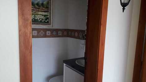 Interior do banheiro da churrasqueira