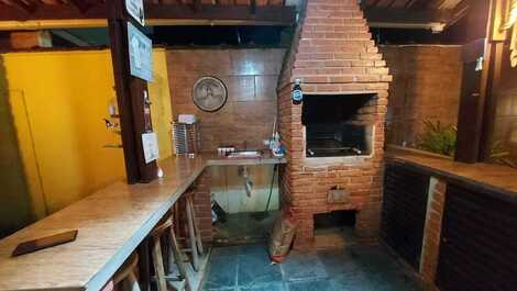 Temporada/ Mensal.Casa com 4 suites, churrasq. c/ pisc. prox praia.