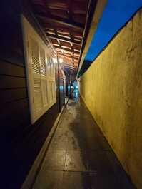 Temporada/ Mensal.Casa com 4 suites, churrasq. c/ pisc. prox praia.