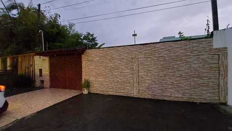 Temporada/ Mensal.Casa com 4 suites, churrasq. c/ pisc. prox praia.