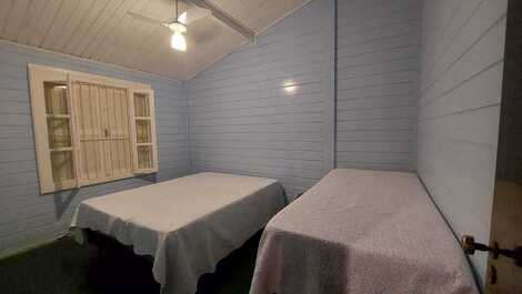 Temporada/ Mensal.Casa com 4 suites, churrasq. c/ pisc. prox praia.