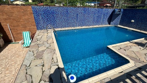 Temporada/ Mensal.Casa com 4 suites, churrasq. c/ pisc. prox praia.