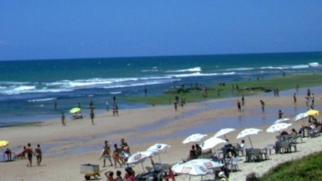 Praia em frente ao flat.
